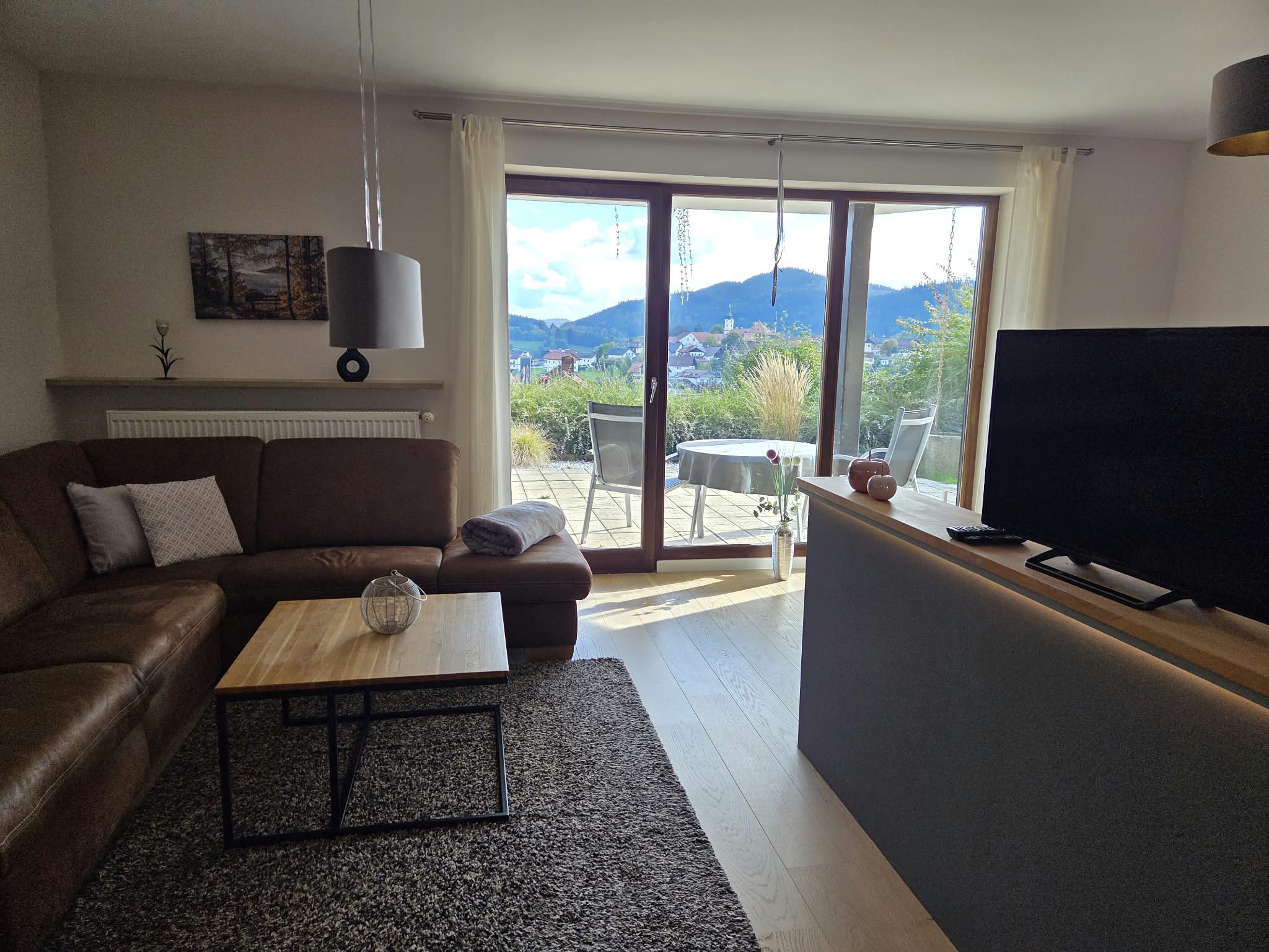 Ferienwohnung Kronberg – Wohnzimmer mit Panoramablick